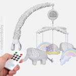 آویز موزیکال ریموت‌ دار تخت نوزاد رزبرن FOREVER LOVE آویز موزیکال ریموت‌ دار تخت نوزاد رزبرن FOREVER LOVE یک ابزار حیاتی برای ایجاد یک محیط آرامش‌بخش و تحریک‌کننده حواس در اتاق خواب کودک است. این آویز فراتر از یک اسباب‌بازی ساده عمل می‌کند؛ مجموعه‌ای از ملودی‌های آرام‌بخش، چراغ‌های ملایم شب و عروسک‌های چرخنده با رنگ‌های متضاد را فراهم می‌آورد که همگی برای کمک به نوزاد برای به خواب رفتن و همچنین تقویت رشد بینایی و شنوایی او طراحی شده‌اند. طراحی جذاب و ایمن این آویز، آن را به یک عنصر کانونی در تخت کودک تبدیل می‌کند. آویز موزیکال ریموت دار تخت نوزاد رزبرن یک راهکار مؤثر برای آرام کردن و سرگرم نمودن کودک در گهواره یا تخت است. ویژگی کلیدی این مدل، وجود ریموت کنترل است که به والدین این امکان را می‌دهد تا بدون نزدیک شدن به تخت و بیدار کردن کودک، موسیقی، نور یا حرکت چرخشی آویز را تنظیم یا خاموش و روشن کنند. این قابلیت، آسایش و راحتی زیادی برای والدین در نیمه‌های شب یا هنگام خواباندن کودک فراهم می‌کند. عروسک‌های آویزان معمولاً از جنس پارچه‌ای نرم و غیر حساسیت‌زا و با رنگ‌هایی انتخاب می‌شوند که برای نوزادان در ماه‌های اولیه قابل تشخیص باشند و تمرکز بصری آن‌ها را افزایش دهند. آویز موزیکال ریموت دار تخت نوزاد به واسطه تنوع ملودی‌ها و تنظیمات، می‌تواند مطابق با نیازهای متغیر خواب و بیداری کودک تنظیم شود و یک روال خواب ثابت و آرام ایجاد نماید. آویز موزیکال ریموت‌ دار تخت نوزاد رزبرن FOREVER LOVE